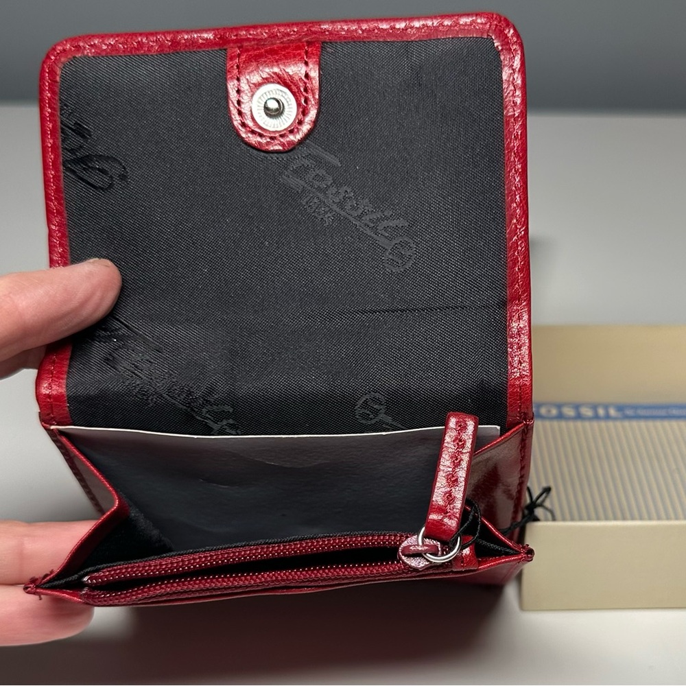 Fossil Red  Leather Wallet New in Box - Picture 7 of 11